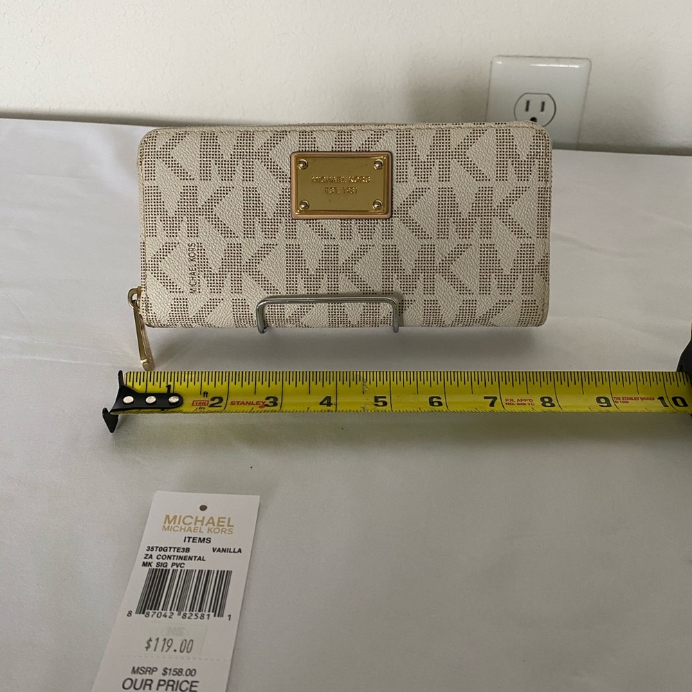 Michael Kors Continental MK Signature Wallet. Vanilla Color with gold trim. - Picture 13 of 13